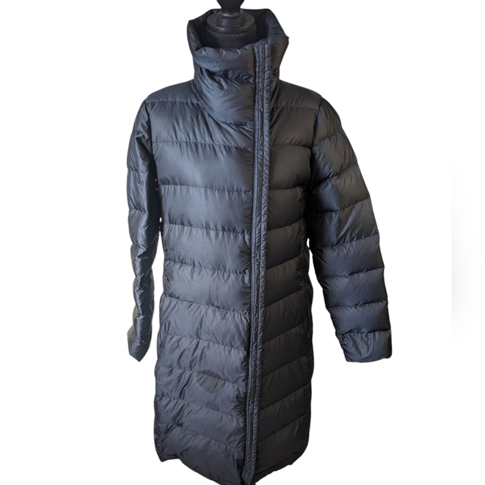 Cole Haan women's puffer coat black lightweight size M. Small flaw